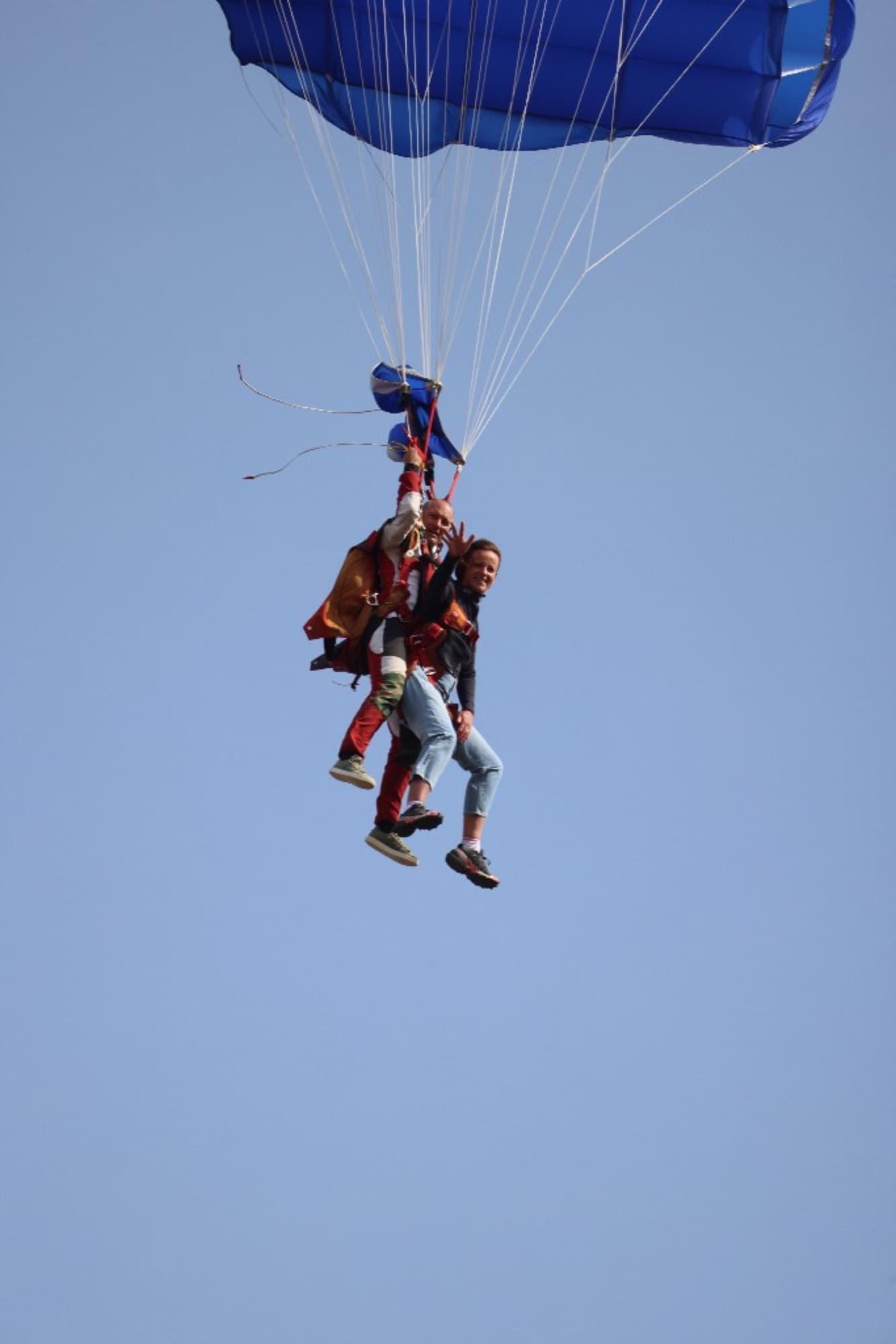 Tandem sous voile bleue au-dessus du Quercy